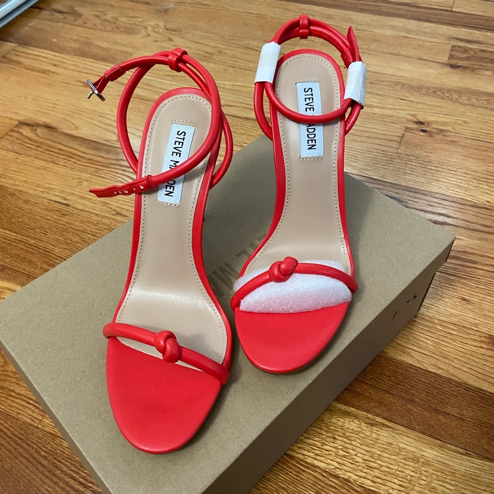 Steve Madden heels in red. Women’s size 8.